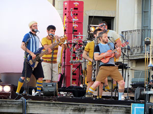 Festival Strenes 2019. Concert inaugural al terrat del punt d'Informació de la Rambla, a càrrec d'Oques Grasses