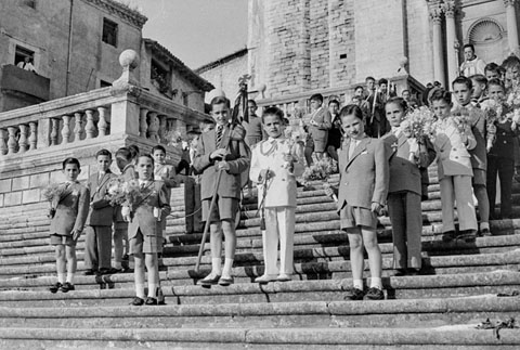 Processó de Corpus. Alumnes del Foment de Cultura a les escales de la Catedral. 20 de juny de 1957