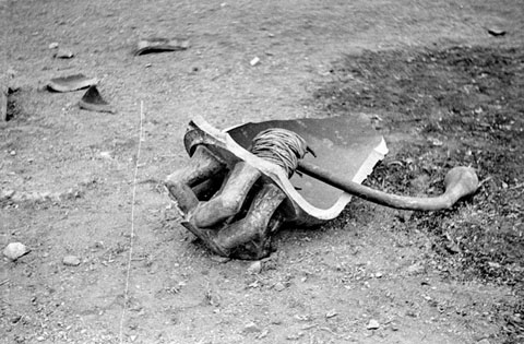 Restes de la campana Assumpta després de caure des del campanar durant la processó de Corpus. 20 de juny de 1946