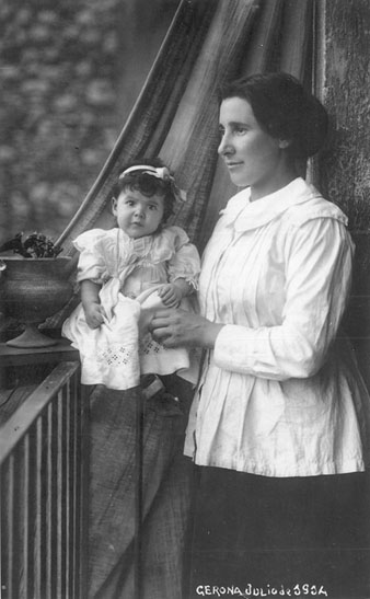 Rosita Vilaseca, dona de Valentí Fargnoli, amb la seva filla Catalina, 1914