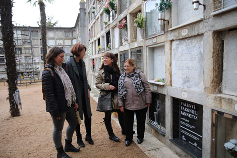 L'alcaldessa de la ciutat, Commemoració del 75è aniversari de la mort de Valentí Fargnoli, el 9 d'abril de 2019, al cementiri de Girona. A la imatge, l'alcaldessa de Girona, Marta Madrenas, amb una de les nétes del fotògraf, Júlia Fargnoli, i dues besnétes