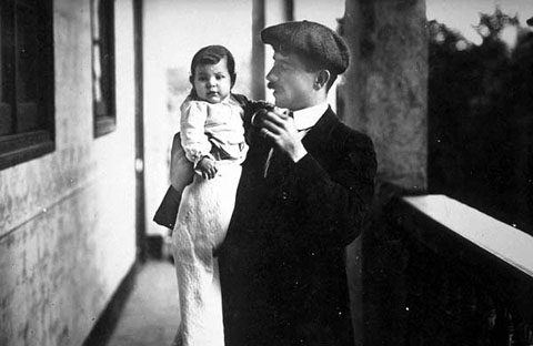 Valentí Fargnoli amb la seva filla Júlia. 1915