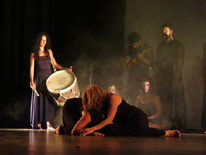Festivals de Girona. FITAG 2019 - 'Experiment autoficció'. Espectacle inaugural al Teatre Municipal, dirigit per Carolina Correa