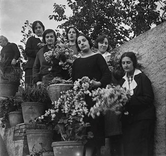 Retrat dunes noies entre les quals sidentifica a Maria Batlle, les germanes Cànovas i les germanes Sureda, al jardí de la torre dels Sureda, al barri de Palau. 1 de maig de 1924