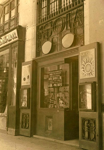 Façana de l'òptica Solà, a la rambla de la Llibertat. 1940-1950