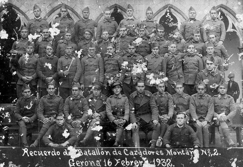 Retrat de grup del Batallón de Cazadores de Montaña núm. 2 al claustre del convent de Sant Domènec. 16 de febrer de 1932