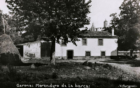 Merendero de la Barca. Al fons sobresurten el campanar de l'església de Sant Feliu i la Catedral. 1911-1936