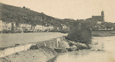 Vista del barri de Pedret des de l’illa del Ter. A l'esquerra, la muntanya de Montjuïc on destaca la torre de Sant Joan. 1905-1909