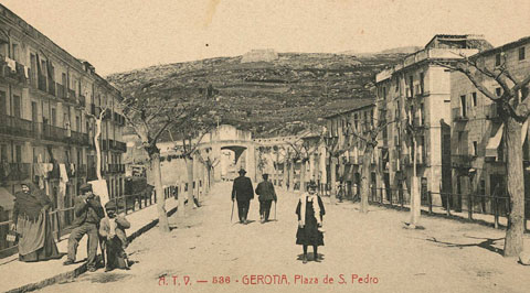 La plaça de Sant Pere. Al fons, la muntanya de Montjuïc on destaca la torre de Sant Joan. 1900-1909