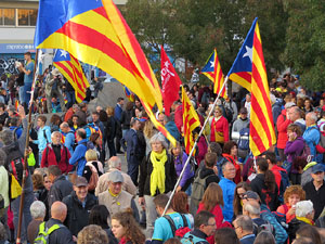 Sortida de la columna de la Marxa per la Llibertat des de la plaça de l'1 d'octubre de 2017 de Girona