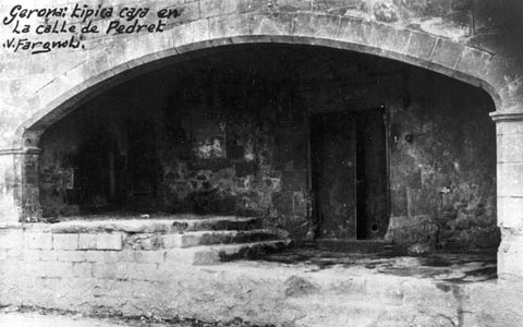 Arc rebaixat a l'entrada de l'antic hospital de Sant Llàtzer de Pedret, la capella del qual estava dedicada a Sant Jaume. 1911-1936