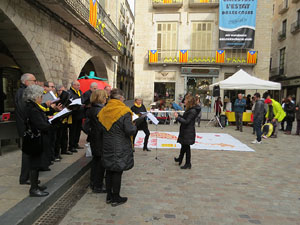 Activitats de la campanya 'Som 10 milions, som una llengua' a la plaça del Vi de Girona