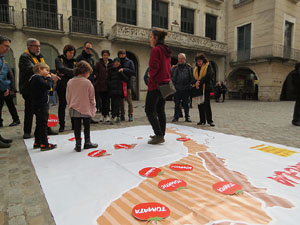 Activitats de la campanya 'Som 10 milions, som una llengua' a la plaça del Vi de Girona