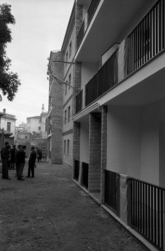 Inauguració de les vivendes socials promogudes per Ferran Vilallonga pels barraquistes desplaçats de Montjuïc, al carrer Portal Nou. 22/12/1969