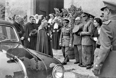 Jornada de comunions als malalts a l'Hospital Militar. Sortida del bisbe, Josep Cartañà. 1957