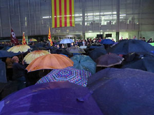Concentració davant la seu de la Generalitat en defensa de les institucions catalanes