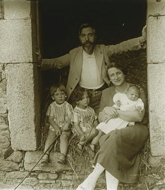 Retrat de Rafael Masó i Esperança Bru, amb els seus fills Rosa, Francesc i Jordi, a la porta d'un estable del Mas Bru. 26/08/1925