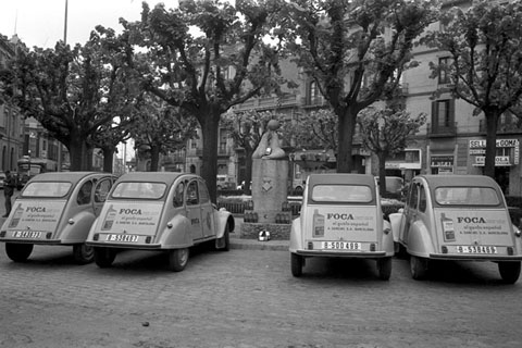 Campanya publicitària de la Ginebra 'Foca' a la plaça Marquès de Camps, al costat de la Font de les Foques. 1960
