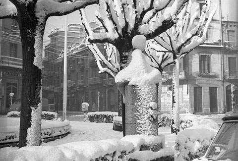 La plaça Marquès de Camps amb la Font de les Foques coberta de neu. 13 de febrer 1963