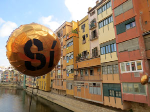 Globus al pont de les Peixateries Velles convocant a la votació de l'1-O