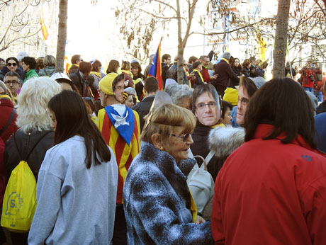 Marxa groga de protesta fins la delegació del govern espanyol a Girona