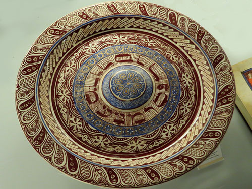 Plat de Péssah per servir a taula els aliments simbòlics del Séder. Ceràmica. Corona d'Aragó. Segle XV