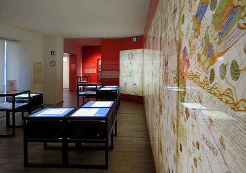 Vista parcial de una de les sales dedicades a la cultura i l'activitat econòmica dels jueus de Girona