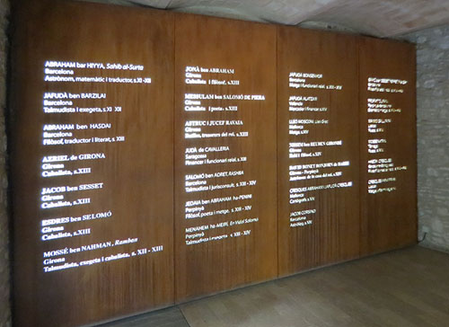 Panell que presideix una de les sales dedicades a la cultura jueva, homenatge a tots aquells noms il·lustres