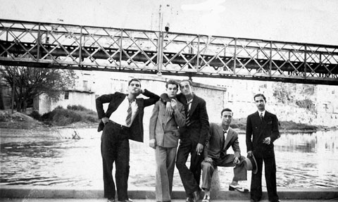 Retrat d'un grup d'homes joves a les ribes del riu Onyar a l'altura del pont del Ferrocarril. 1932