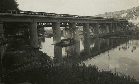 El pont de formigó del Ferrocarril, sobre el riu Onyar. Darrera seu, el pont de ferro al qual substitueix. 1960-1970