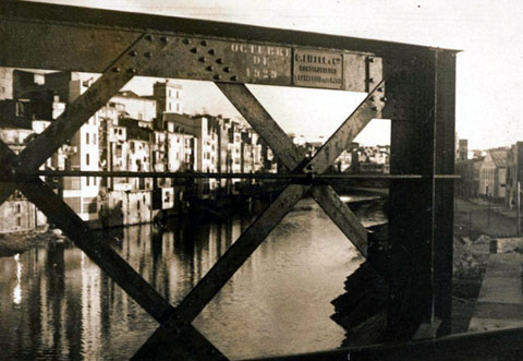 Pont de ferro del Ferrocarril. S'hi observa una placa amb la referència a l'empresa constructora Eiffel i la data octubre de 1929. 1930-1940
