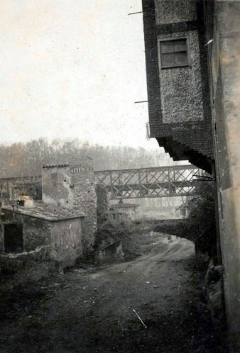 El riu Galligants al seu pas pel barri de Sant Pere. En segon terme, el pont del carrer de la Barca. Al fons, el pont del Ferrocarril. 1930-1940