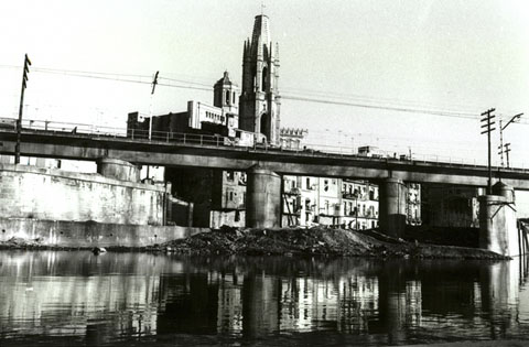 El pont de formigó del Ferrocarril, sobre el riu Onyar. 1966-1975