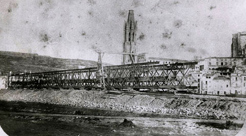 Obres de construcció del ferrocarril Girona-França. Muntatge del pont del Ferrocarril, sobre el riu Onyar. 28/09/1876