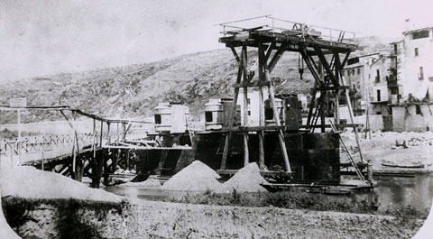Obres de construcció del ferrocarril Girona-França. Muntatge del pont del Ferrocarril, sobre el riu Onyar. 25/07/1876