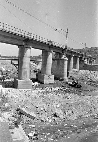 Obres de canalització del riu Onyar a l'altura del pont del Ferrocarril. 14/07/1972