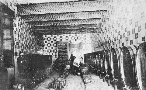 Interior de la Destil·leria Regàs. al barri de Pont Major. Botes destinades a servir les comandes de destil·lats de la fàbrica. 1920-1930