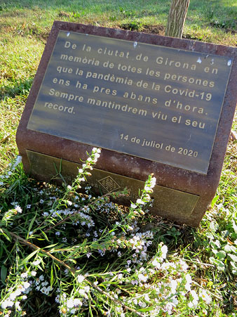 Placa commemorativa en memòria de les víctimes gironines de la Covid-19