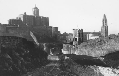 Vista del camí de Sant Daniel i la muralla de Sant Pere en primer terme. S'observa també el baluard de Sarraïnes. 1930
