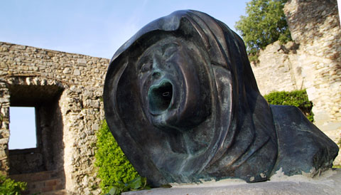 'El crit de la bruixa' escultura de Pia Crozet instal·lada als Jardins de la Francesa, avui desapareguda