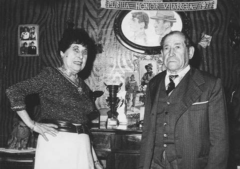 Pere Oliver i Soledad Marquès, en Rateta i la Sidrala, a casa seva. 1977
