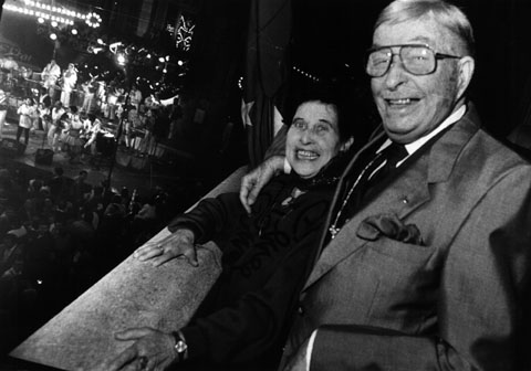 Soledad Marquès, la Sidrala, amb Xavier Cugat al balcó de l'Ajuntament, durant el pregó de Fires de Sant Narcís. 1986