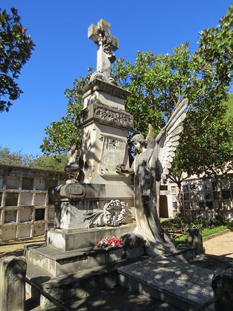 Mausoleu al cementiri municipal de Girona