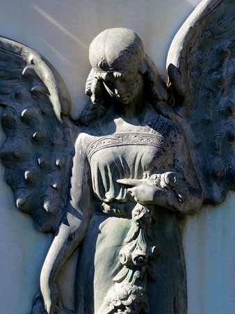 Relleu en un mausoleu al cementiri municipal de Girona