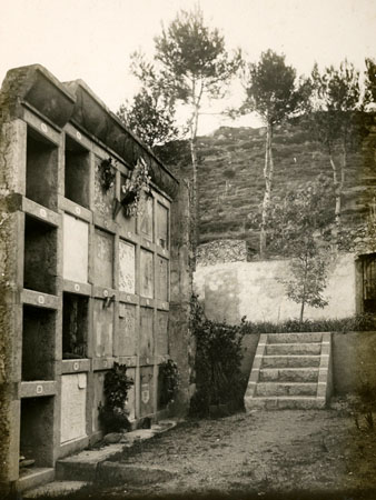 Interior del cementiri municipal de Girona. S'observen quatre pisos de nínxols, que serien ampliats amb dues fileres més durant la Guerra Civil. 1932