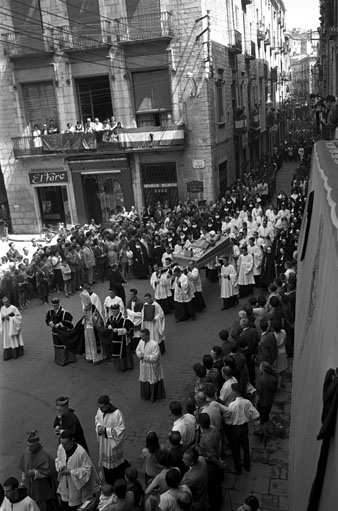 Enterrament del bisbe de Girona Josep Cartañà Inglés, a la Catedral de Girona. La comitiva fúnebre accedeix a la plaça del Vi des del carrer Ciutadans. 1963