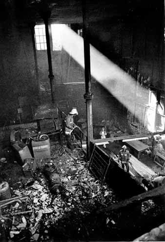 Els bombers aturant l'incendi declarat a l'antic teatre Odeón. 1992