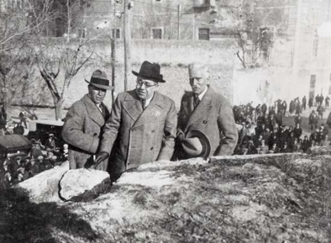El president Azaña amb una piqueta de plata inicia simbòlicament l'enderrocament dels baluards de Girona, acompanyat del president de la Generalitat Francesc Macià i l'alcalde Miquel Santaló, el 19 de desembre de 1931