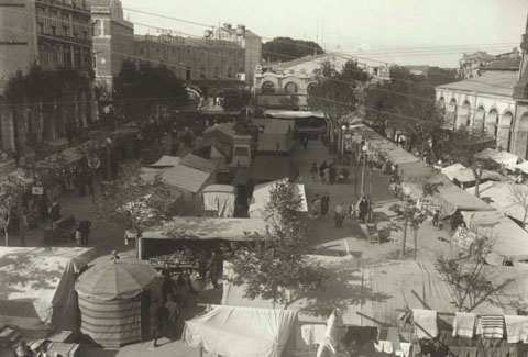 Parades de Fires a la plaça de Sant Agustí. Fotografia Unal, 1930