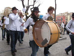 Cercavila per la Xarabanda Band pels carrers del Barri Vell